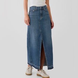GAP Denim Maxi Skirt with Front Slit Women’s Size 30 Released Hem 5 pocket